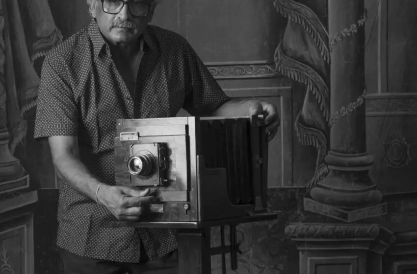  Art collectors focus on the film camera