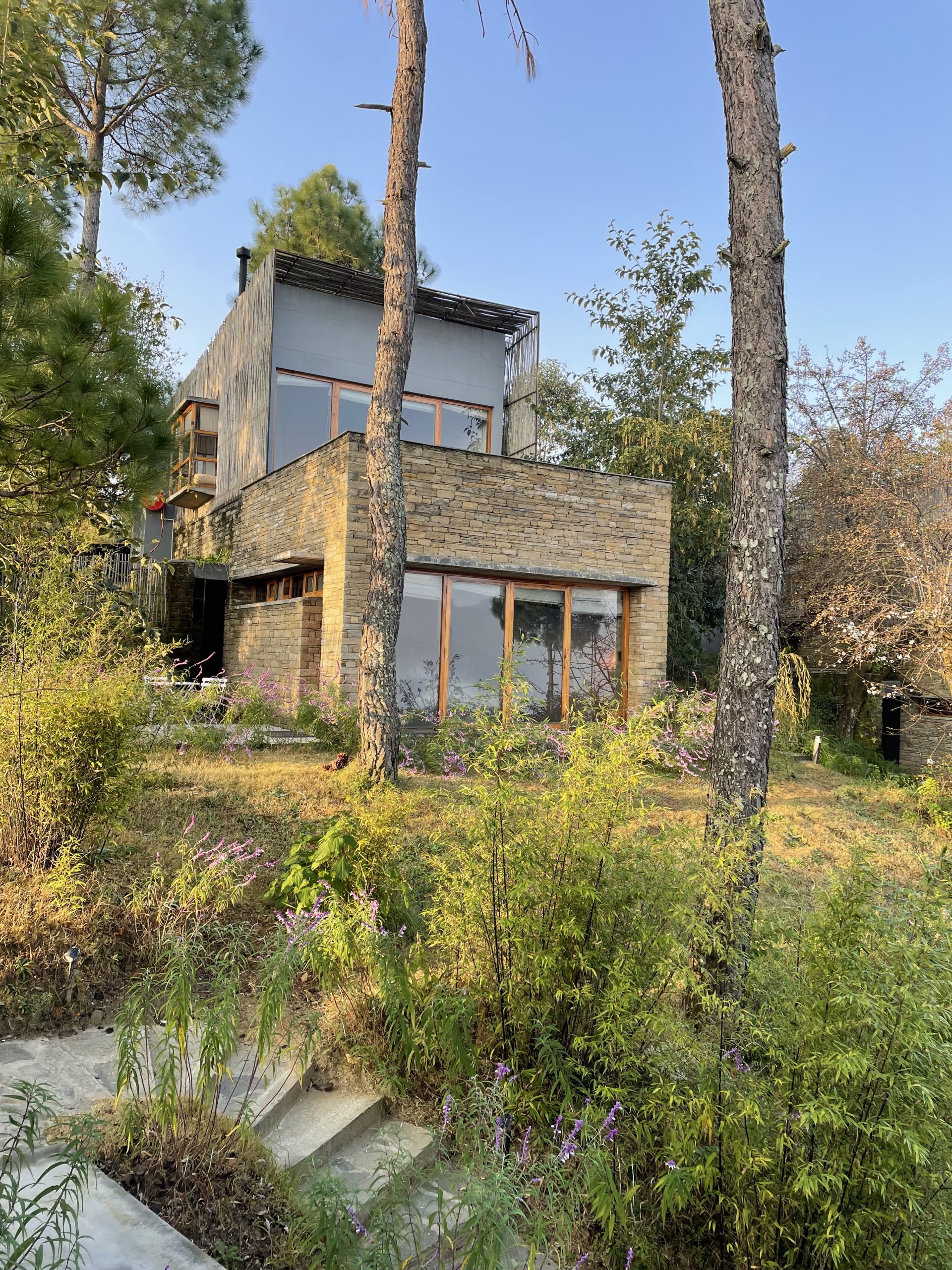 magnificent views, and enjoying the sunset with crispy golden fried pakoras and hot tea; the experience is mesmerizing and a sensorial delight.