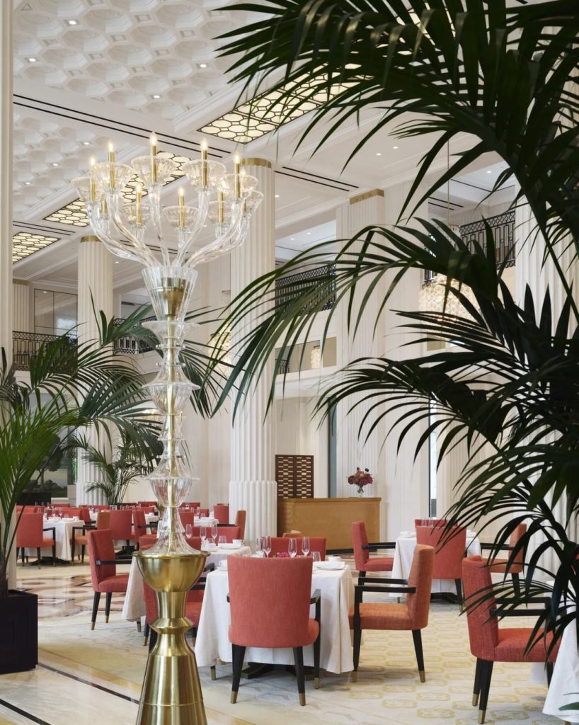 The-lobby-at-Thr-Peninsula-London-with-de-Gournay-murals-and-crystal-chandeliers