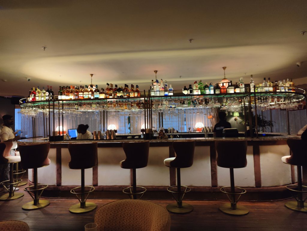 The-large-island-bar-in-the-upper-level-